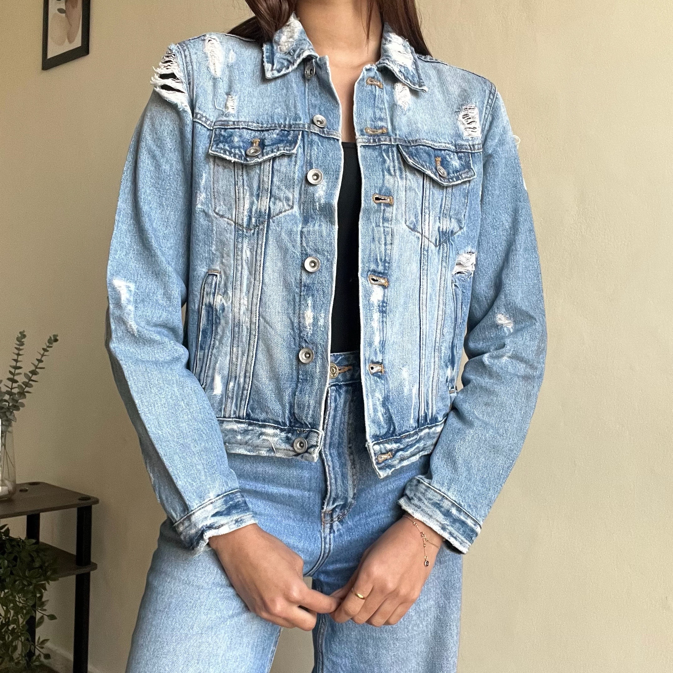 Kareena Steps Out In Zara Denim Jacket For Day Trip With Her Girls -  Boldsky.com